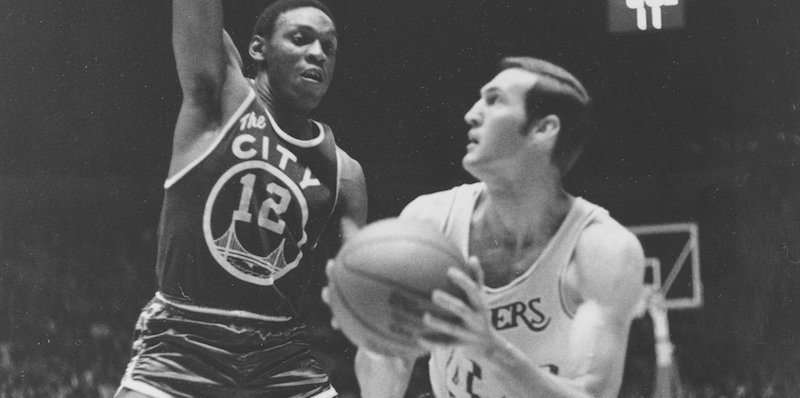 Jerry West dei Los Angeles Lakers e Ron Williams dei San Francisco Warriors, nel 1970 (AP Photo)