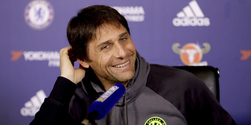 Antonio Conte in conferenza stampa allo Stamford Bridge (AP Photo/Matt Dunham)