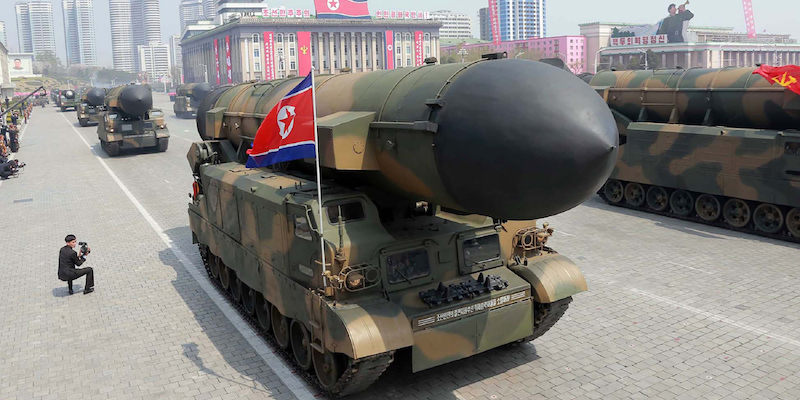 Un involucro per missile dell'esercito della Corea del Nord mostrato alla parata del 15 aprile 2017 (STR/AFP/Getty Images)