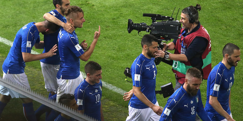 I giocatori dell'Italia esultano dopo un gol segnato all'Albania nelle qualificazioni ai Mondiali 2018 (Maurizio Lagana/Getty Images)