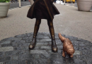 Ora c'è anche la statua di un cane vicino alla Fearless Girl e al Toro di New York