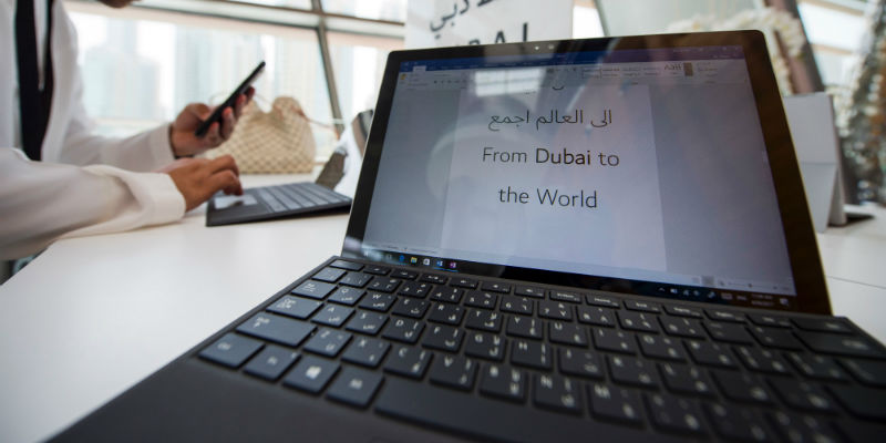 Un esempio di "Dubai Font" durante l'evento di presentazione del carattere, sviluppato da Microsoft per la città, il 30 aprile 2017 (STRINGER/AFP/Getty Images)
Restrizioni