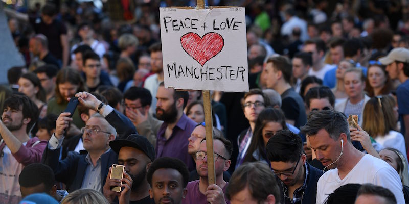 La veglia ad Albert Square a Manchester (BEN STANSALL/AFP/Getty Images)