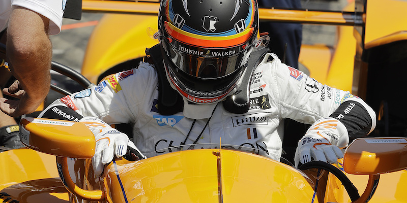 Fernando Alonso entra nella sua monoposto durante le prove della 500 Miglia di Indianapolis (AP Photo/Darron Cummings)