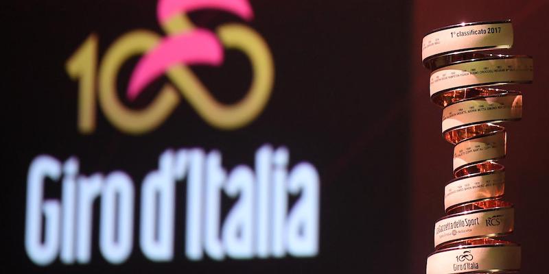 Il "trofeo senza fine" alla presentazione del Giro d'Italia 2017 (ANSA/CLAUDIO PERI)