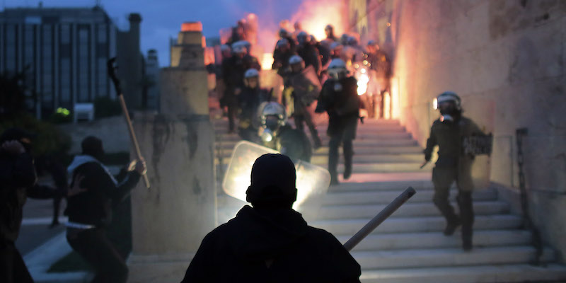 Gli scontri tra manifestanti e poliziotti di fronte al Parlamento greco, il 18 maggio (Milos Bicanski/Getty Images)