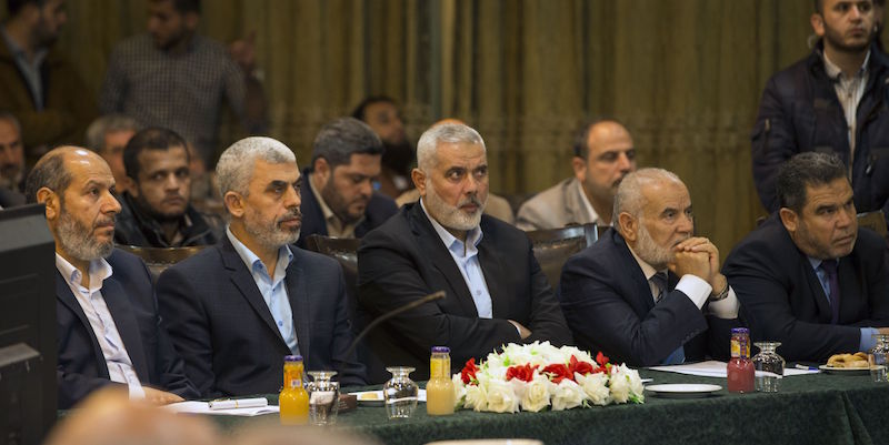 Yahya Sinwar (a sinistra), nuovo leader di Hamas nella Striscia di Gaza, e Ismail Haniyeh (al centro) assistono al discorso di Khaled Meshal, il capo di Hamas in esilio in Qatar. La foto è stata scattata a Gaza, l'1 maggio 2017 (MAHMUD HAMS/AFP/Getty Images)
