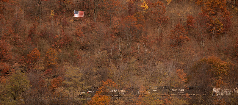 Una bandiera americana sulle colline di Altoona, Pennsylvania, alla vigilia delle elezioni presidenziali del 2016 (Jeff Swensen/Getty Images)