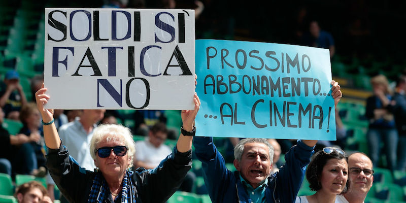 Due tifosi interisti a San Siro non molto contenti di come sono andate le cose quest'anno (Emilio Andreoli/Getty Images)