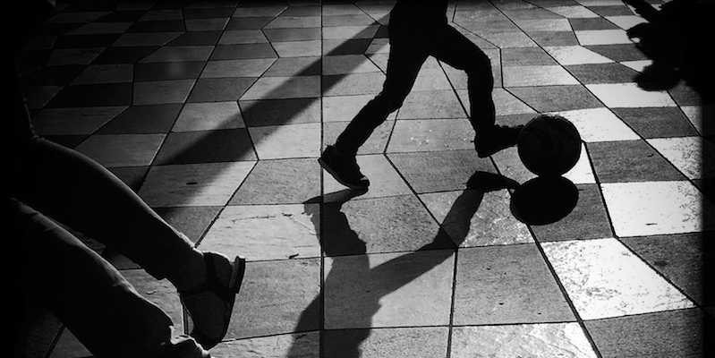 Le gambe e l'ombra di un bambino che gioca a palla
(VALERY HACHE/AFP/Getty Images)