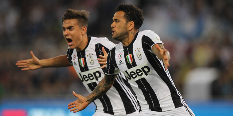 Paulo Dybala e Dani Alves esultano dopo il primo gol della Juventus (Paolo Bruno/Getty Images)