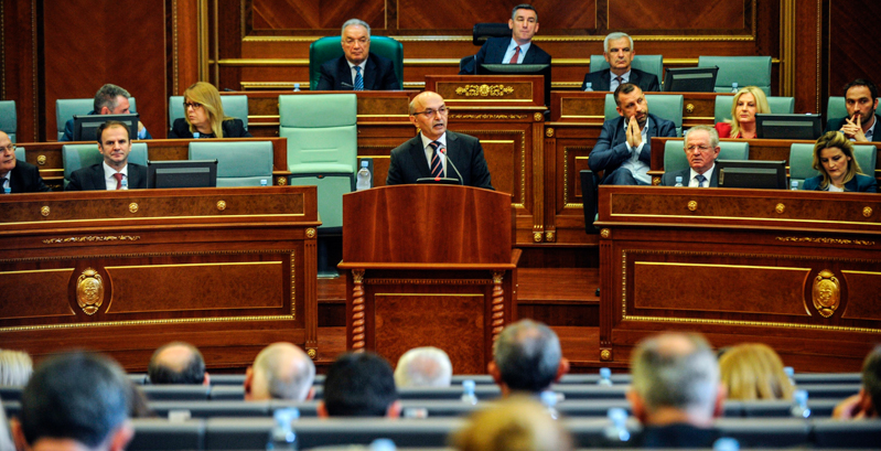 Il primo ministro kosovaro Isa Mustafa parla al Parlamento dopo il voto di sfiducia. (STRINGER/AFP/Getty Images)