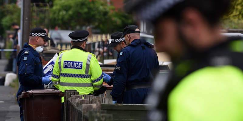 Poliziotti davanti alla casa di Salman Abedi, a Manchester (OLI SCARFF/AFP/Getty Images)
