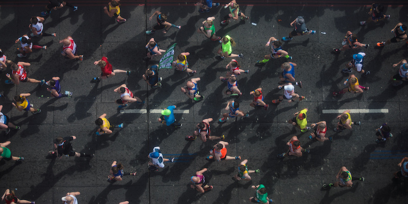 Maratoneti sul Tower Bridge durante la Virgin Money London Marathon, il 23 aprile 2017, a Londra (Jack Taylor/Getty Images)