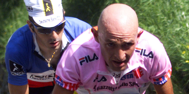 Marco Pantani seguito dal francese Laurent Jalabert lungo la salita di Oropa (Paolo Cocco REUTERS)