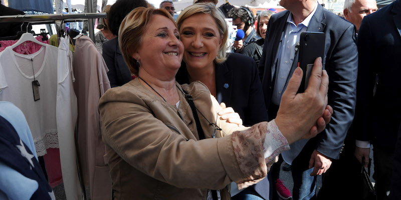 Marine Le Pen posa per un selfie con una sua sostenitrice a Six-Fours-les-Plages, nel sud della Francia, il 16 marzo 2017 (FRANCK PENNANT/AFP/Getty Images)
