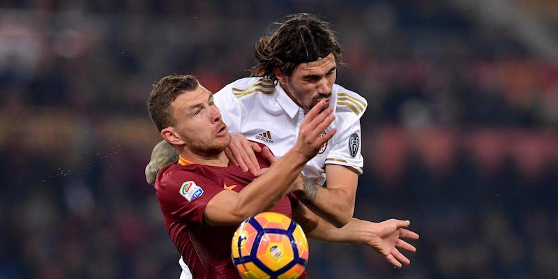 Edin Dzeko e Alessio Romagnoli nella partita di andata allo Stadio Olimpico (Alfredo Falcone - LaPresse)