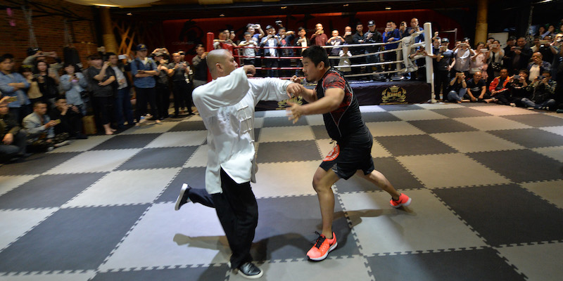 Il maestro di tai chi Wei Lei, a sinistra, contro il lottatore di MMA Xu Xiaodong a Chengdu, in Cina, il 27 aprile 2017 (Imaginechina via AP Images)