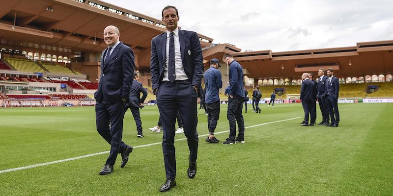 Massimiliano Allegri con lo staff e i giocatori della Juventus sul prato dello stadio Louis II di Montecarlo (LaPresse - Daniele Badolato)