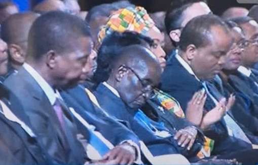 Robert Mugabe sta solo riposando gli occhi
