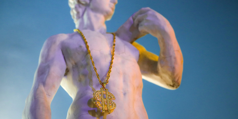 Una replica del David di Michelangelo con al collo una collana dorata e un grande ciondolo con il simbolo del dollaro. La statua è all'entrata del Museo del kitsch, che è stato inaugurato a Bucarest il 5 maggio
(AP Photo/Vadim Ghirda)
