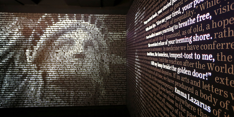 La "Word Waterfall" dell'American Writers Museum di Chicago (AP Photo/Charles Rex Arbogast)