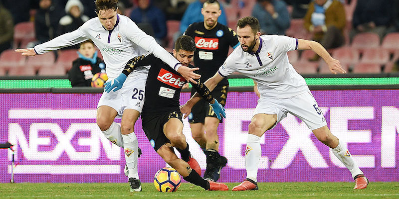 Lorenzo Insigne tra Milan Badelj e Federico Chiesa durante la partita di andata (Francesco Pecoraro/Getty Images)