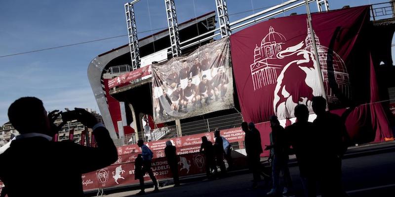 L'esterno del nuovo Stadio Filadelfia, con una foto del "Grande Torino" (LaPresse - Marco Alpozzi)