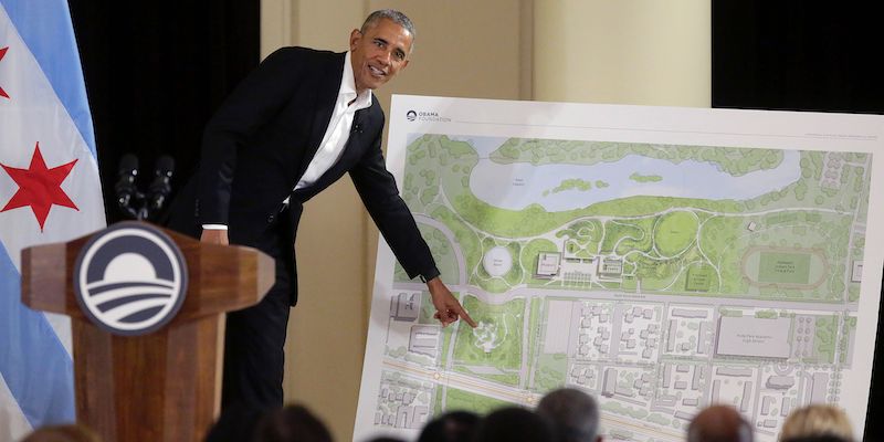 L'ex presidente degli Stati Uniti Barack Obama mostra il progetto dell'Obama Presidential Center, il 3 maggio 2017 al South Shore Cultural Center di Chicago (JOSHUA LOTT/AFP/Getty Images)