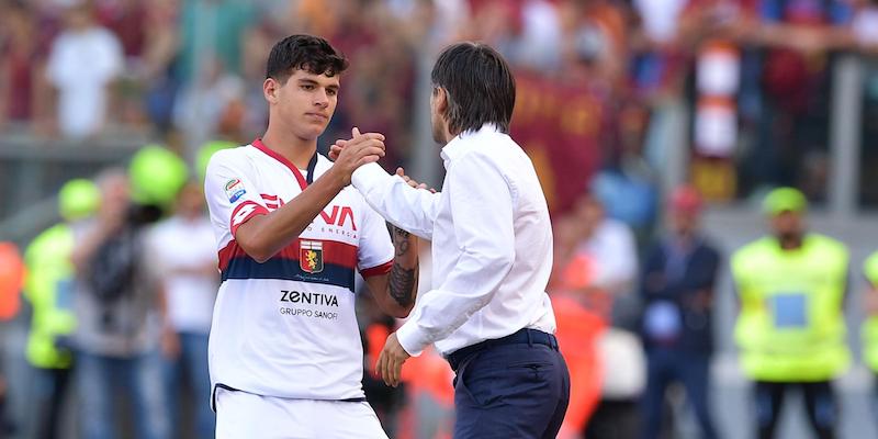 Pietro Pellegri dà la mano al suo allenatore, Ivan Juric,
 dopo il gol segnato in Roma-Genoa (Alfredo Falcone - LaPresse)