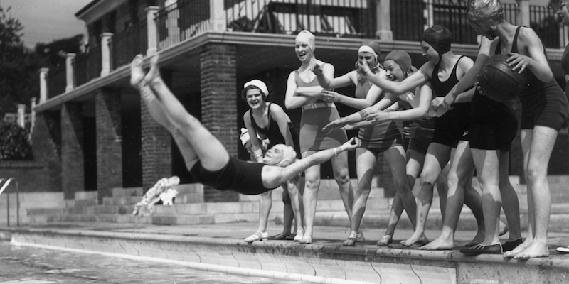 Una ragazza si tuffa in acqua spinta dalle sue amiche durante una festa in piscina ad Arnside, in Inghilterra, il 31 maggio 1933
(Fox Photos/Getty Images)