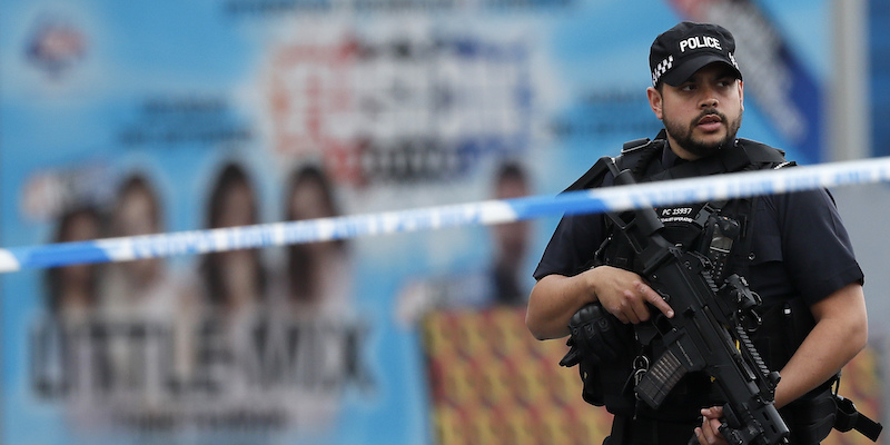 Un poliziotto armato vicino alla Manchester Arena (AP Photo/Kirsty Wigglesworth)