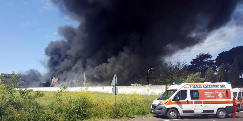 L'incendio nel sito di stoccaggio rifiuti Eco X a Pomezia, il 5 maggio 2017 (ANSA)