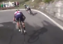 Vincenzo Nibali salta le pozzanghere con la bici, in discesa