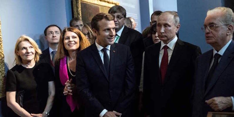 Emmanuel Macron e Vladimir Putin visitano una mostra sull'imperatore russo Pietro I al Grand Trianon (AFP PHOTO / POOL / Etienne LAURENT