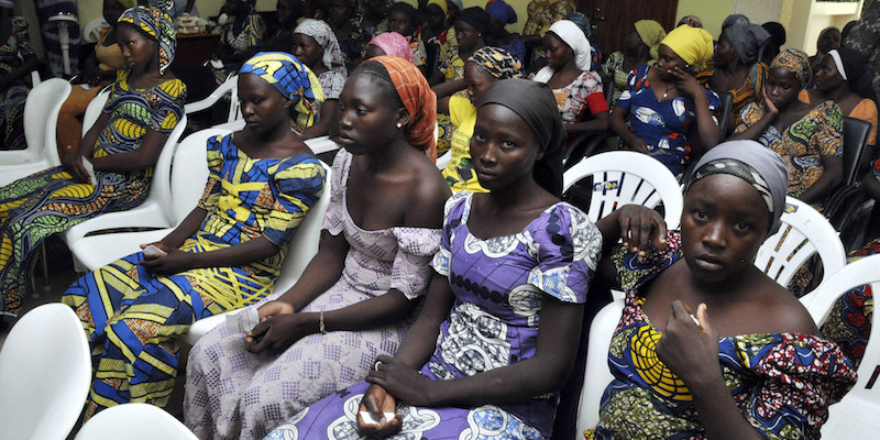 Alcune delle ragazze liberate da Boko Haram, il 7 maggio 2017 ad Abuja, in Nigeria (AP Photo/ Olamikan Gbemiga)