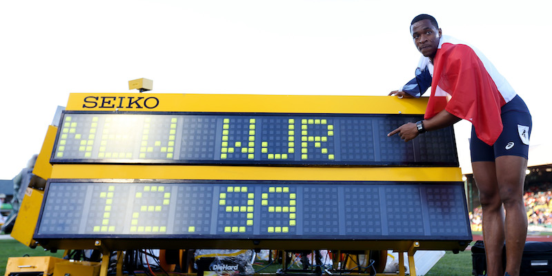 Il francese Wilhem Belocian indica il record mondiale giovanile stabilito nei 110 metri nel 2014 (Getty Images)