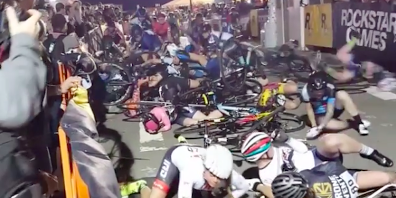 Un groviglio di bici a scatto fisso