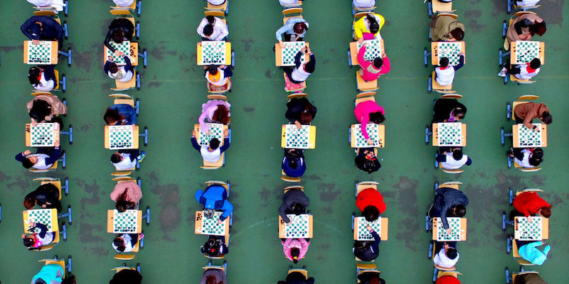 Una foto dall'alto scattata in scuola cinese dove studenti e genitori hanno partecipato a un torneo di scacchi, a Shenyang (STR/AFP/Getty Images)