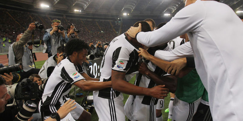 I giocatori festeggiano il gol di Mario Lemina contro la Roma nell'ultima giornata di campionato (Paolo Bruno/Getty Images )