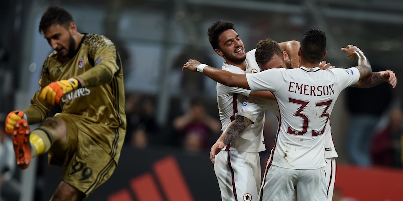 I giocatori della Roma festeggiano il gol di Daniele De Rossi accanto al portiere del Milan Gianluigi Donnarumma (FILIPPO MONTEFORTE/AFP/Getty Images)