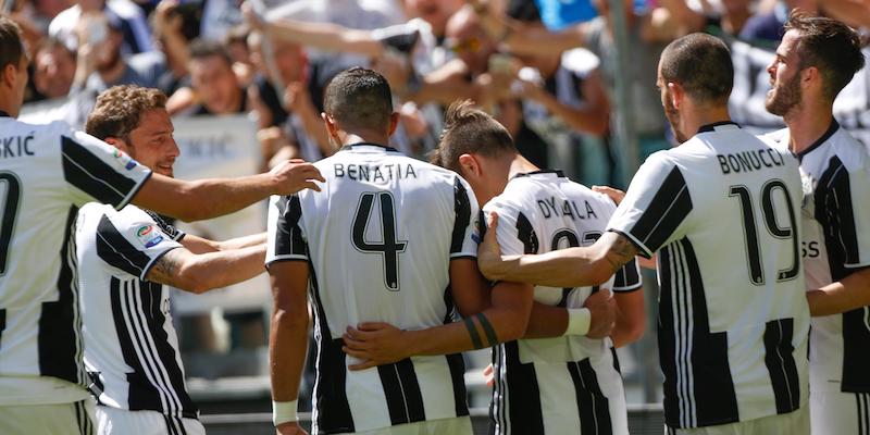 I giocatori della Juventus festeggiano il secondo gl segnato al Crotone (LaPresse/Simone Ferraro)