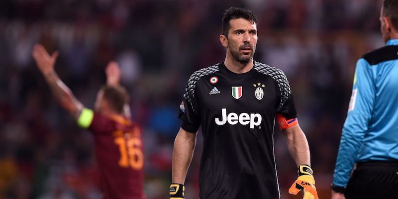 Gianluigi Buffon guarda l'arbitro durante Roma-Juventus (FILIPPO MONTEFORTE/AFP/Getty Images)