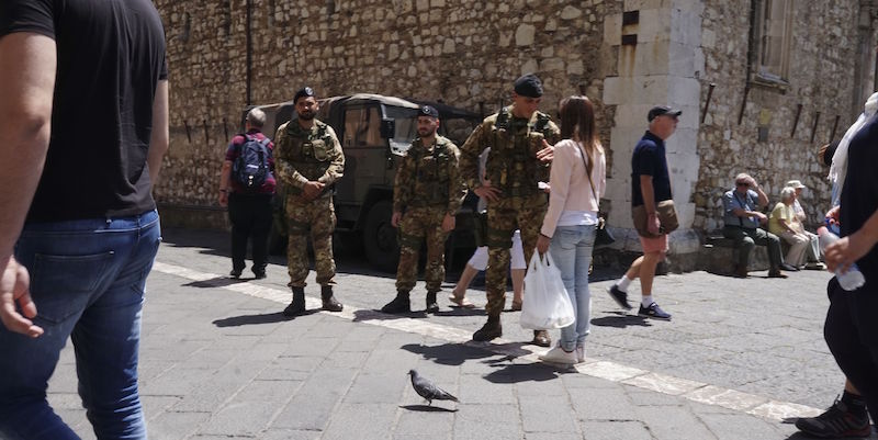 Militari italiani a Taormina, il 4 maggio 2017 (FRANCESCO FARACI/AFP/Getty Images)