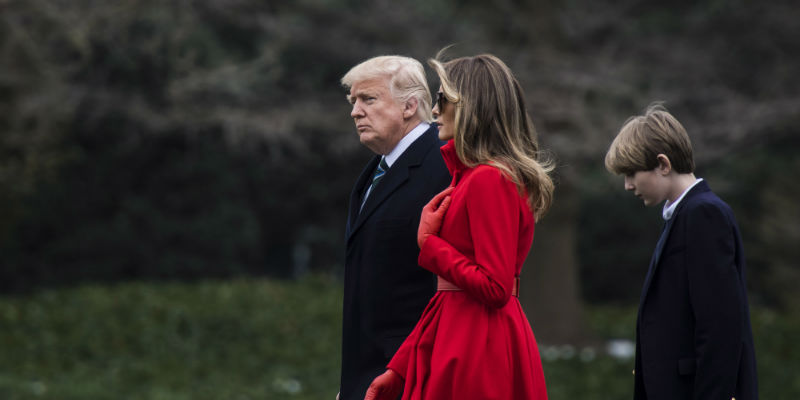 Il presidente degli Stati Uniti Donald Trump, sua moglie Melania e il figlio Barron sul prato meridionale della Casa Bianca, il 17 marzo 2017 (Jabin Botsford/The Washington Post) 