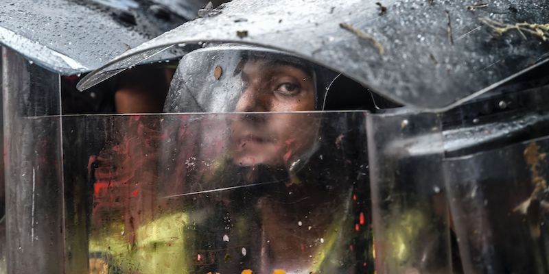 Un poliziotto venezuelano in tenuta antisommossa a Caracas, il 12 maggio 2017 (JUAN BARRETO/AFP/Getty Images)