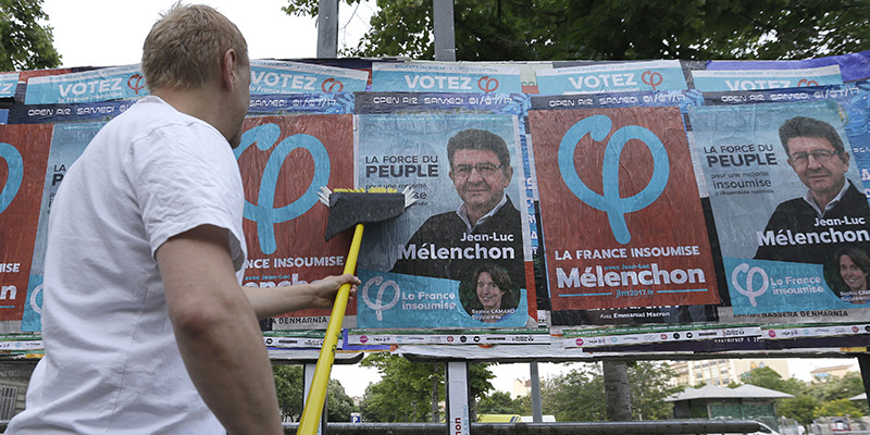 Manifesti elettorali a Marsiglia (AP Photo/Claude Paris)