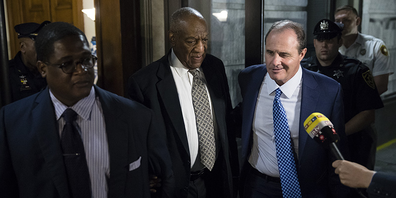 Bill Cosby e il suo avvocato fuori dall'aula del tribunale di Norristown, Pennsylvania, 15 giugno 2017 (AP Photo/Matt Rourke)