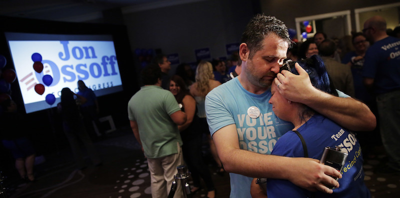 Due attivisti del Partito Democratico dopo la sconfitta di Jon Ossoff in Georgia. (AP Photo/David Goldman)