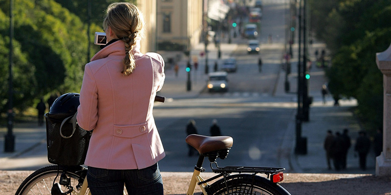 Una ciclista nel centro di Oslo (Ingo Wagner/AP Images)